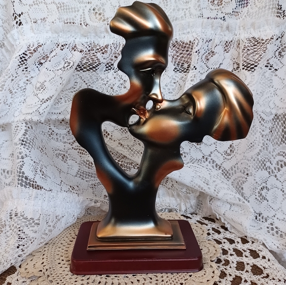 HERCO GIFT PROFESSIONAL BRONZE-COLORED METAL "KISSING COUPLE" WOOD BASE 10" (H) - Picture 1 of 16